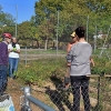 Un experto imparte un taller práctico en los huertos urbanos de Suerte de Saavedra en Badajoz