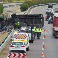 Un accidente provoca retenciones en la A-5