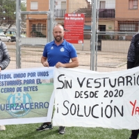 Cabezas sobre los vestuarios del campo de fútbol de Cerro de Reyes: &quot;Que olvido tan cutre&quot;