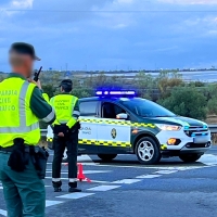 Escapa de la Guardia Civil en la EX-204 por un camino y lo interceptan drogado