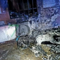Las llamas alcanzan una vivienda por un incendio en plena calle en Zahínos (BA)