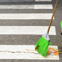 Su trabajo de barrendero le provoca el síndrome del túnel carpiano en Villanueva de la Serena