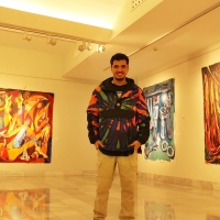 El pintor pacense Adrián Rolo muestra su arte en la ciudad