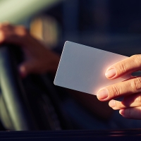 Un hombre acude a su examen del carnet conduciendo un coche
