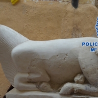 La Policía recupera un toro íbero que encontró una persona en la década de los 90