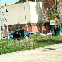 Un turismo acaba empotrado contra un cartel publicitario de la Avenida de Elvas (Badajoz)