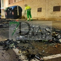 Un incendio afecta al centro de Salud de San Fernando y a varios vehículos esta madrugada