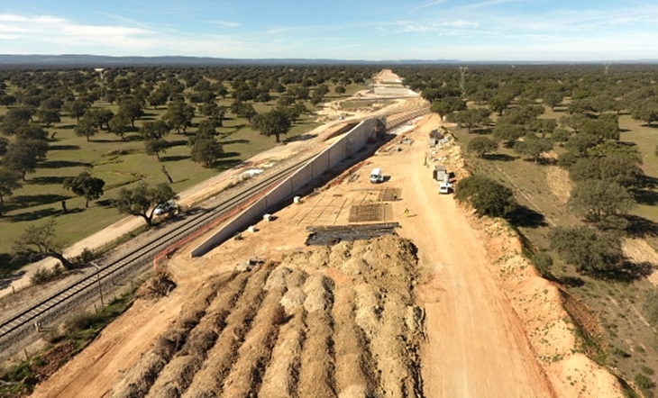 Avanza la construcción de montaje del tramo Talayuela-Plasencia