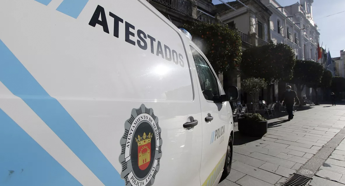 La Policía Local de Mérida denuncia a tres personas por arrojar basura en la vía pública