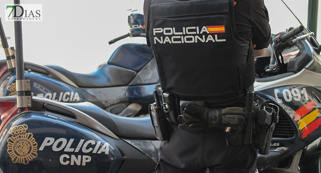 Descubiertos haciendo una venta de droga a las puertas de un centro comercial en Badajoz