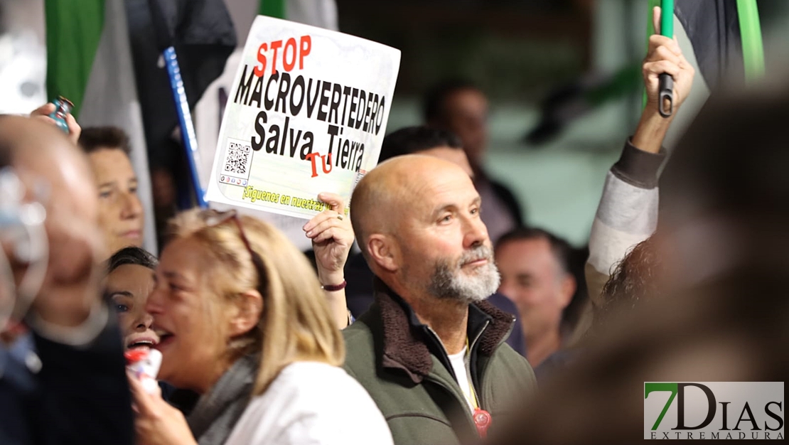 1000 personas en La Parra: &quot;Extremadura no se vende, se defiende&quot;