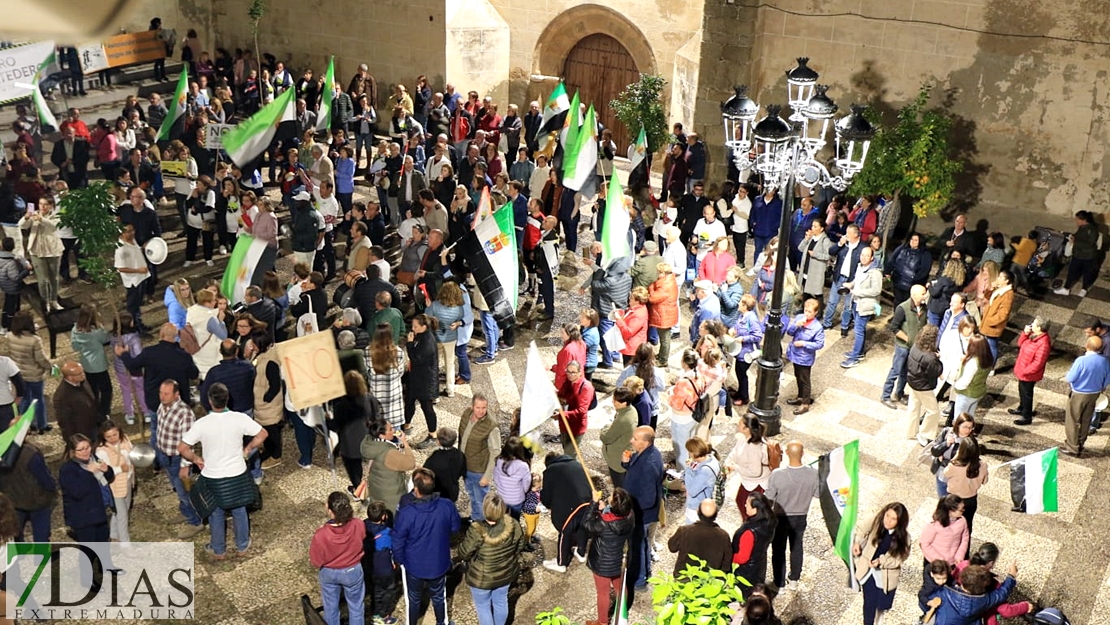 1000 personas en La Parra: &quot;Extremadura no se vende, se defiende&quot;