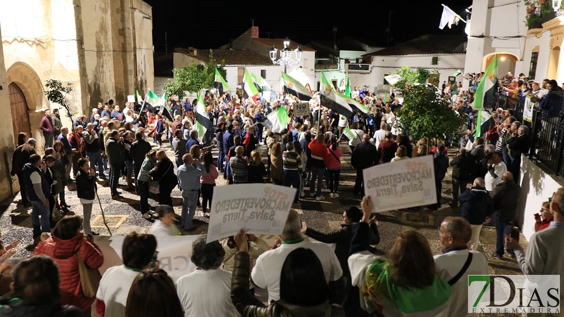 1000 personas en La Parra: &quot;Extremadura no se vende, se defiende&quot;