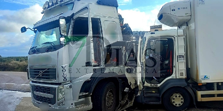 Colisión entre dos camiones en la N-523