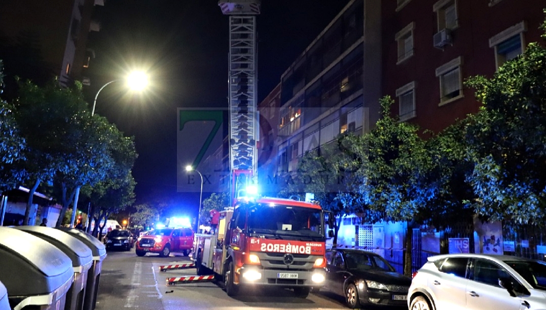 Los Bomberos utilizan la autoescala para socorrer a una mujer en Badajoz