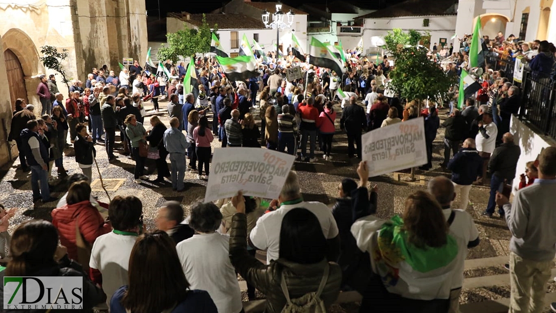 1000 personas en La Parra: &quot;Extremadura no se vende, se defiende&quot;