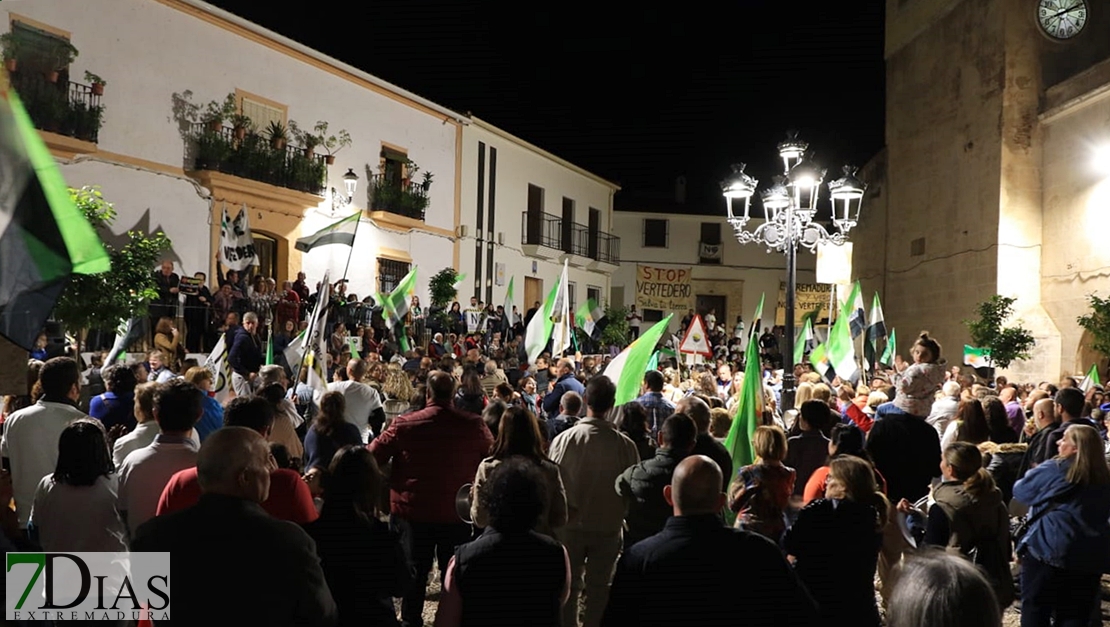 1000 personas en La Parra: &quot;Extremadura no se vende, se defiende&quot;
