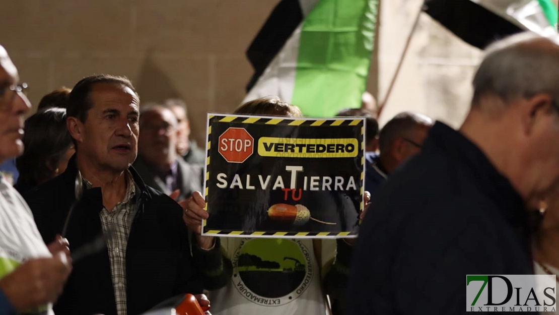 1000 personas en La Parra: &quot;Extremadura no se vende, se defiende&quot;