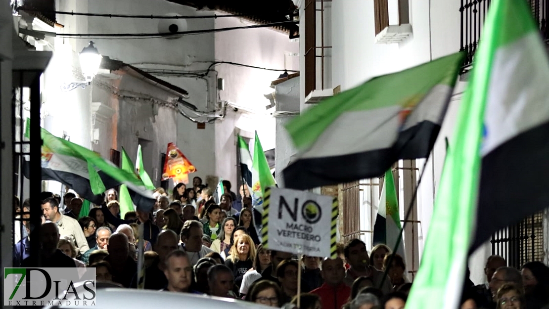1000 personas en La Parra: &quot;Extremadura no se vende, se defiende&quot;