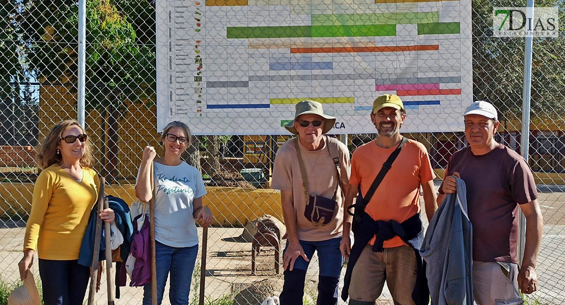 Un experto imparte un taller práctico en los huertos urbanos de Suerte de Saavedra en Badajoz