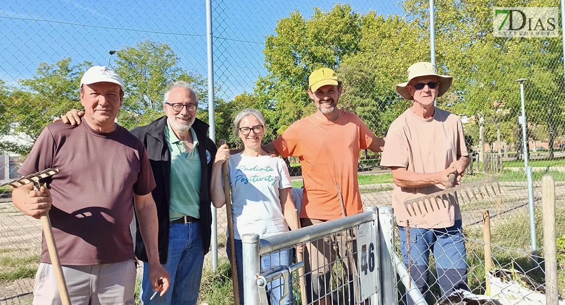 Un experto imparte un taller práctico en los huertos urbanos de Suerte de Saavedra en Badajoz