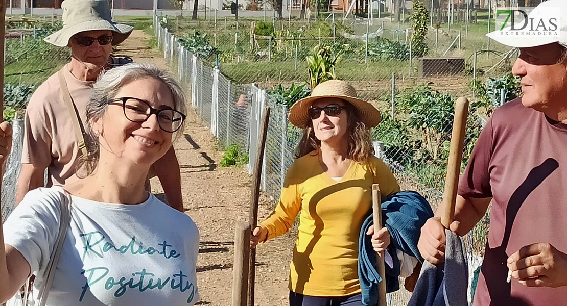 Un experto imparte un taller práctico en los huertos urbanos de Suerte de Saavedra en Badajoz