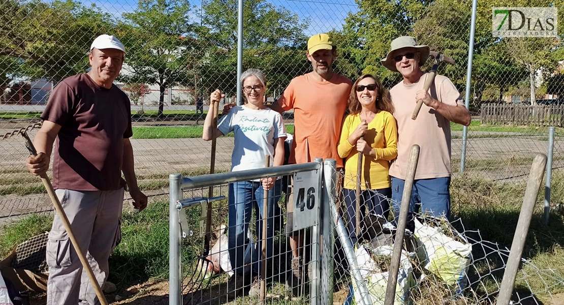 Un experto imparte un taller práctico en los huertos urbanos de Suerte de Saavedra en Badajoz