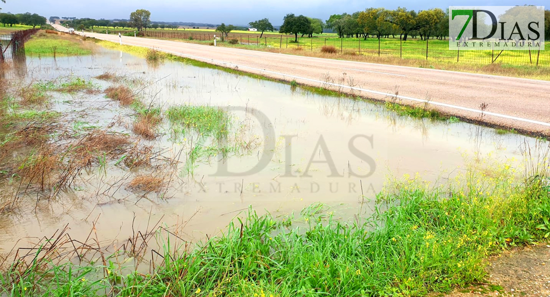 El agua llega a varias casas y está a punto de saltar la EX-110