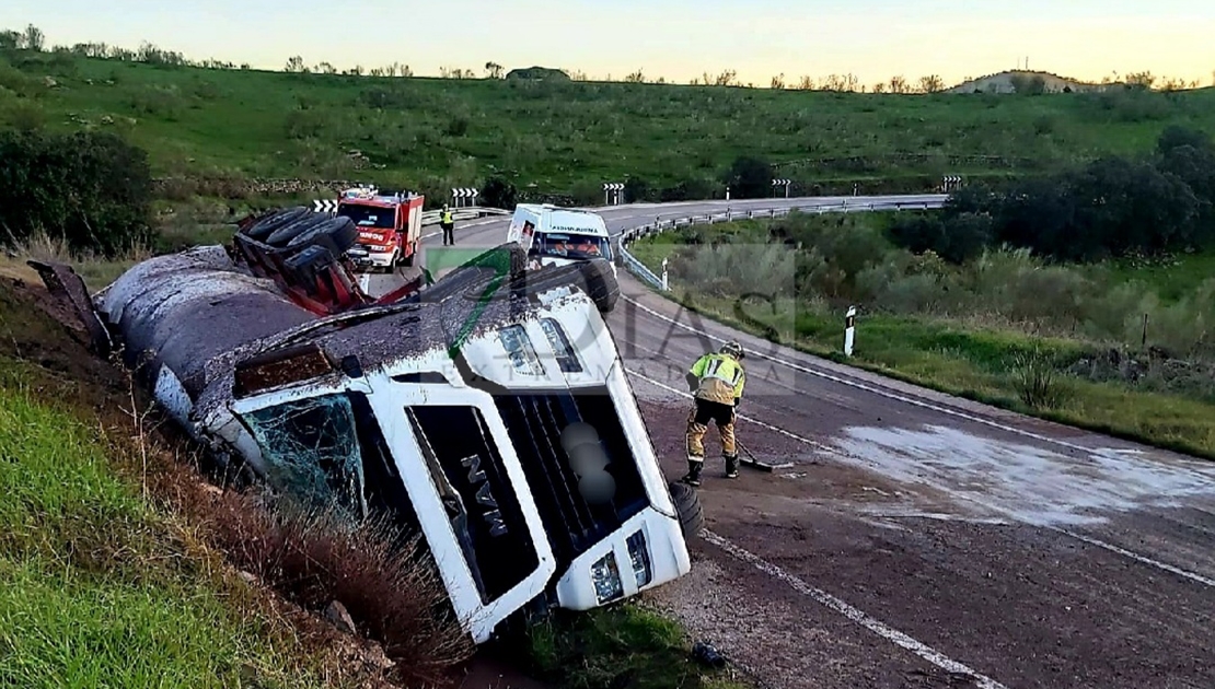 Vuelco de tráiler en la EX-101