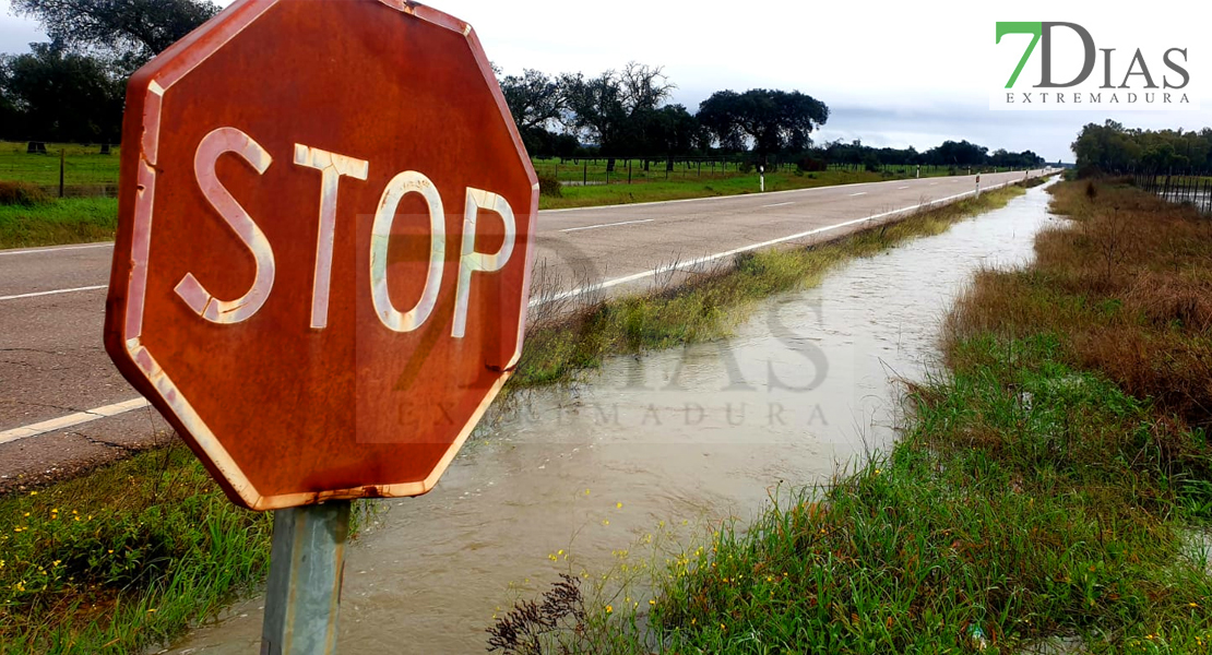 El agua llega a varias casas y está a punto de saltar la EX-110