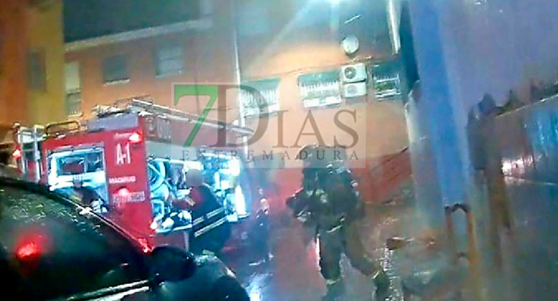 Un brasero provoca un incendio en Badajoz: “Las llamas salían por la fachada”