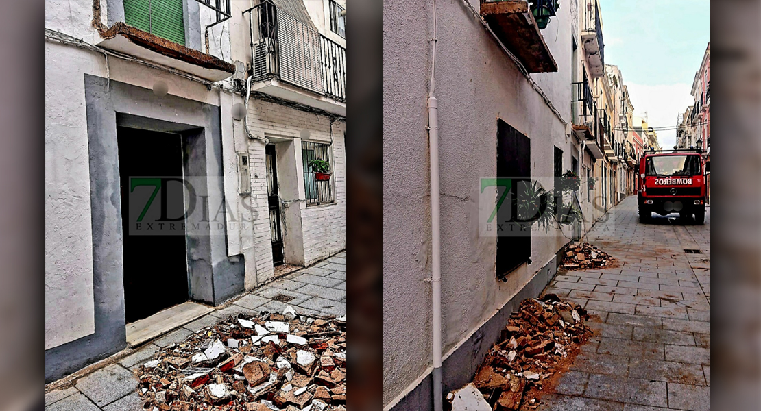 Se derrumba parte de una fachada del Casco Antiguo de Badajoz
