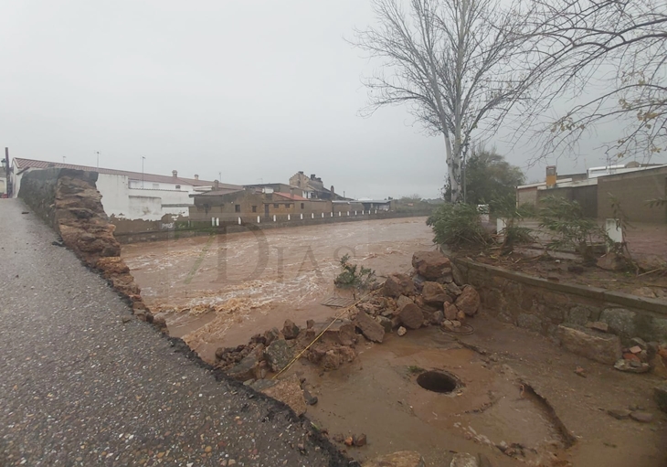 Los vecinos trabajan para que La Roca de la Sierra recobre la normalidad