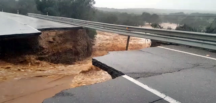 La lluvia rompe la carretera Cáceres/Badajoz