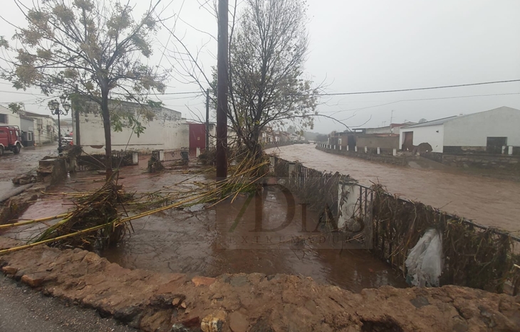 Los vecinos trabajan para que La Roca de la Sierra recobre la normalidad