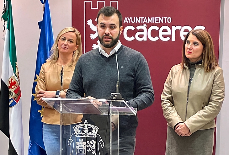 El alcalde de Cáceres da explicaciones sobre su viaje a Bután El alcalde de Cáceres da explicaciones sobre su viaje a Bután