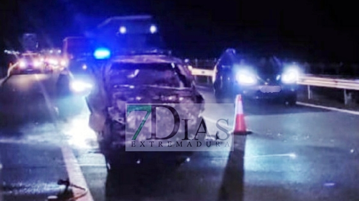 Cortan la A-5 tras el incendio de un vehículo