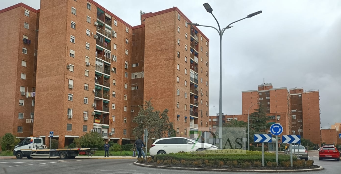 Un coche acaba dentro de una rotonda de Valdepasillas