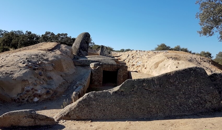Trabajos de excavación de restos arqueológicos de un yacimiento extremeño