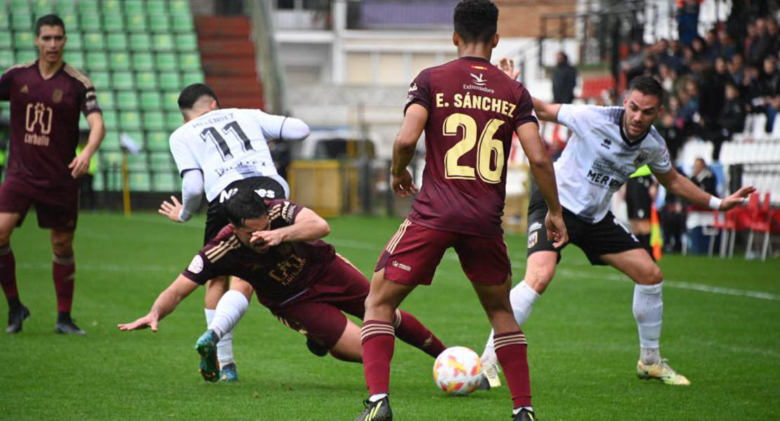 Cinta da la victoria al Mérida en un derbi con polémica