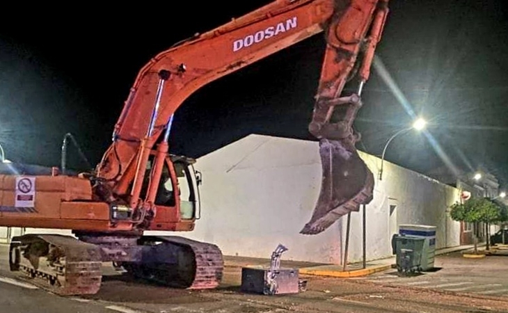 Destrozan la fachada de un banco en Torremejía de madrugada