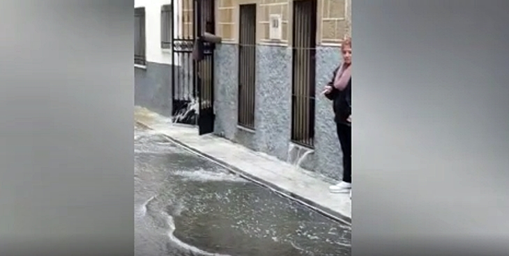 Los vecinos achican agua de sus casas en Valdefuentes (Cáceres)