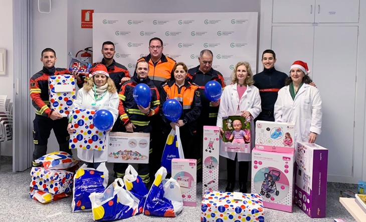 Los bomberos de Badajoz entregan regalos para los pequeños del Materno