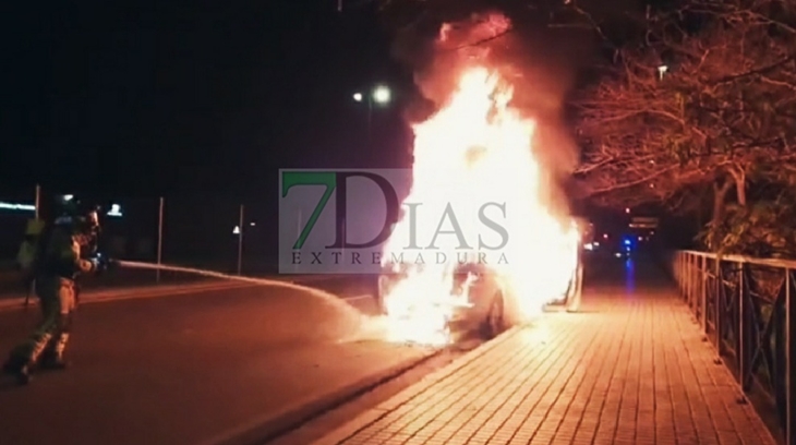 Bomberos de Badajoz sofocan un incendio de vehículo en la BA-20