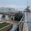 El agua a punto de alcanzar los pubs del río y el puente de la Autonomía en Badajoz