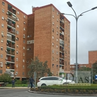 FOTONOTICIA: Un coche acaba dentro de una rotonda de Valdepasillas