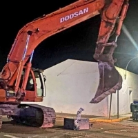 Destrozan la fachada de un banco en Torremejía de madrugada