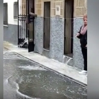 Los vecinos achican agua de sus casas en Valdefuentes (Cáceres)