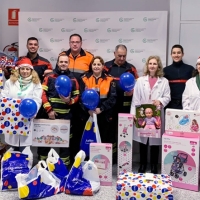 Los bomberos de Badajoz entregan regalos a los niños del Materno