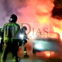 Un nuevo vehículo arde en las calles de Badajoz